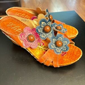ELITE BY CORKYS Style- Beauty, Leather Sandals SIZE 8 Embossed Wedge Slip-on